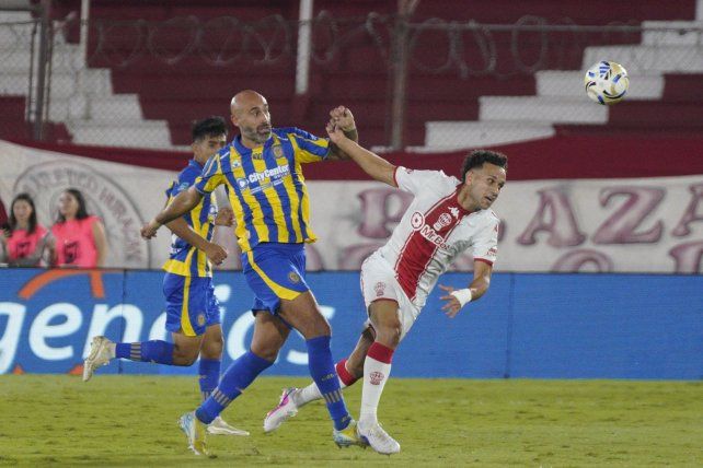 Carlos Quintana fue titular ante Huracán y volvería a ser parte de la zaga central titular.