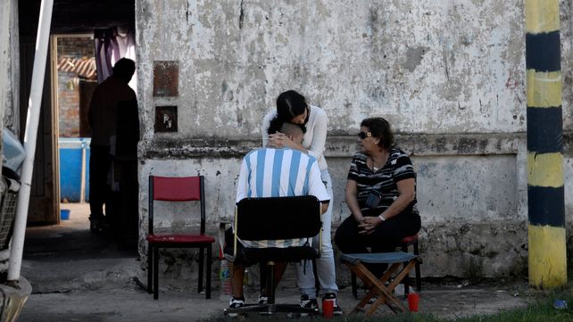 Dolor. Los familiares de Roberto Alvarez el día del su asesinato.