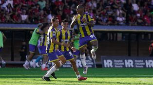 Jaminton Campaz da un salto de alegría, durante la celebración de su gol contra Newells. El colombiano es determinante en Central.