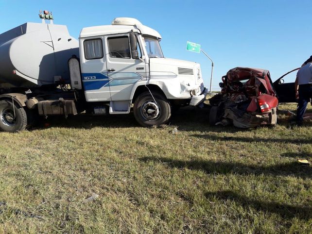 Murió un automovilista que chocó contra un camión en la autopista