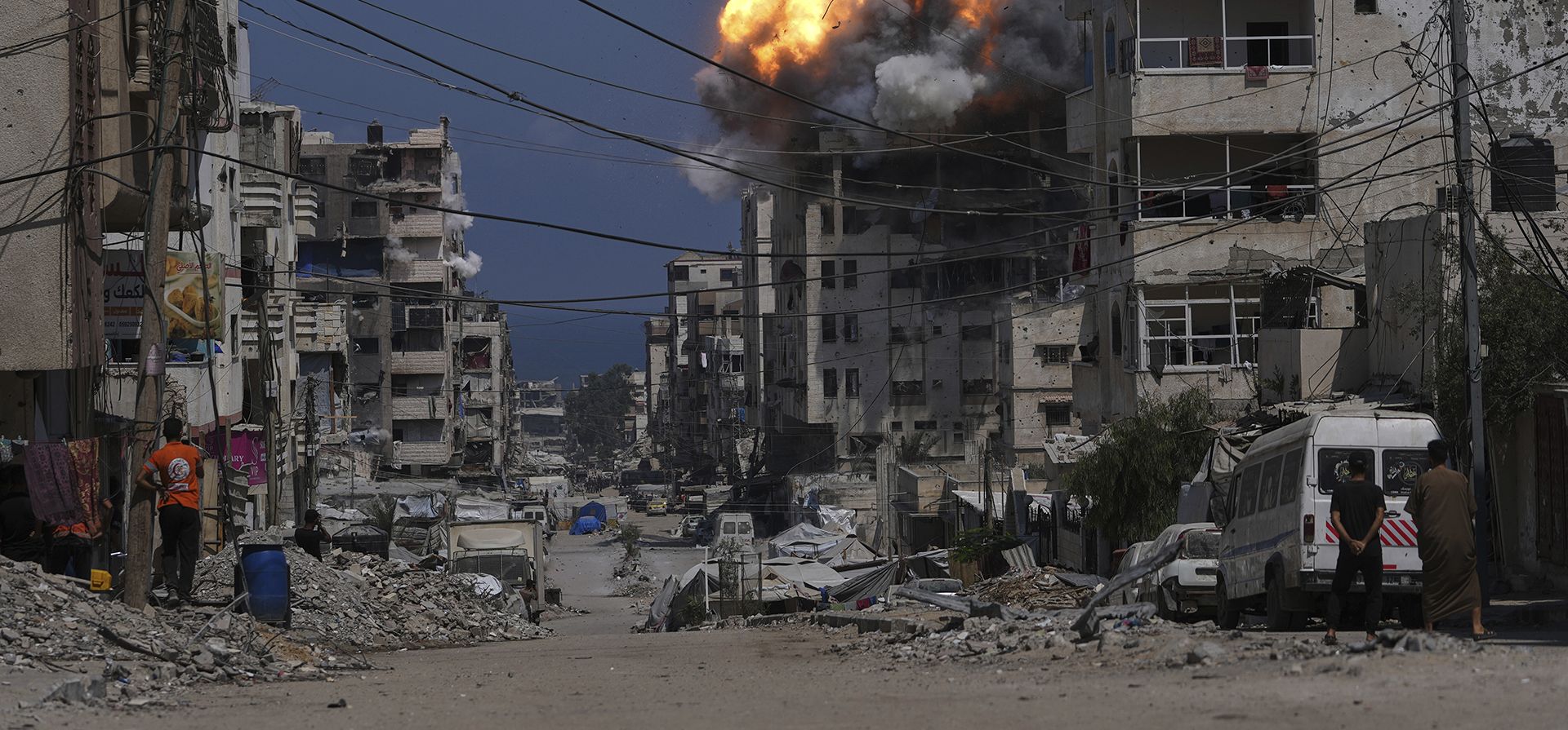 Humo y llamas surgen de un ataque aéreo israelí en la ciudad de Gaza, el lunes 21 de julio de 2025. (Foto AP/Jehad Alshrafi) Humo y llamas surgen de un ataque aéreo israelí en la ciudad de Gaza, el lunes 21 de julio de 2025. (Foto AP/Jehad Alshrafi)