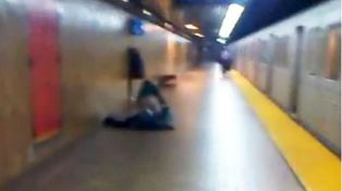 Echan a una pareja por tener sexo en el subte y la siguen en el and&eacute;n