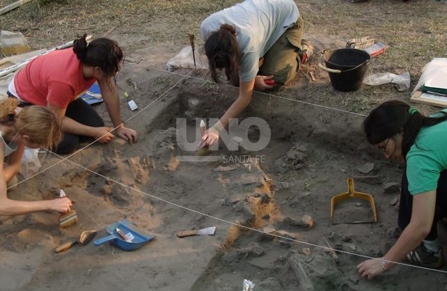Arquéologos buscan investigar el suelo de la laguna Setúbal. Gentileza Museo Etnográfico