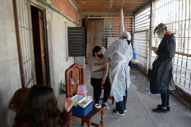 CASA POR CASA. Vacunación contra el coronavirus en el barrio Alvear de Rosario.