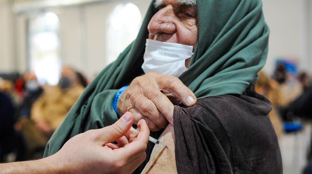 El martes 29 de diciembre de 2020 comenzó la vacucación a la población de riesgo. En los galpones de la Ex Rural se montaron los vacunatorios más importantes durante la pandemia.