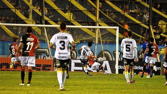 Colón perdió el invicto ante Almirante Brown.