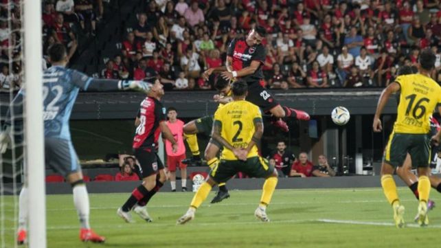 El último enfrentamiento entre Defensa y Justicia y Newell's fue victoria 3-2 del Halcón en el Coloso.