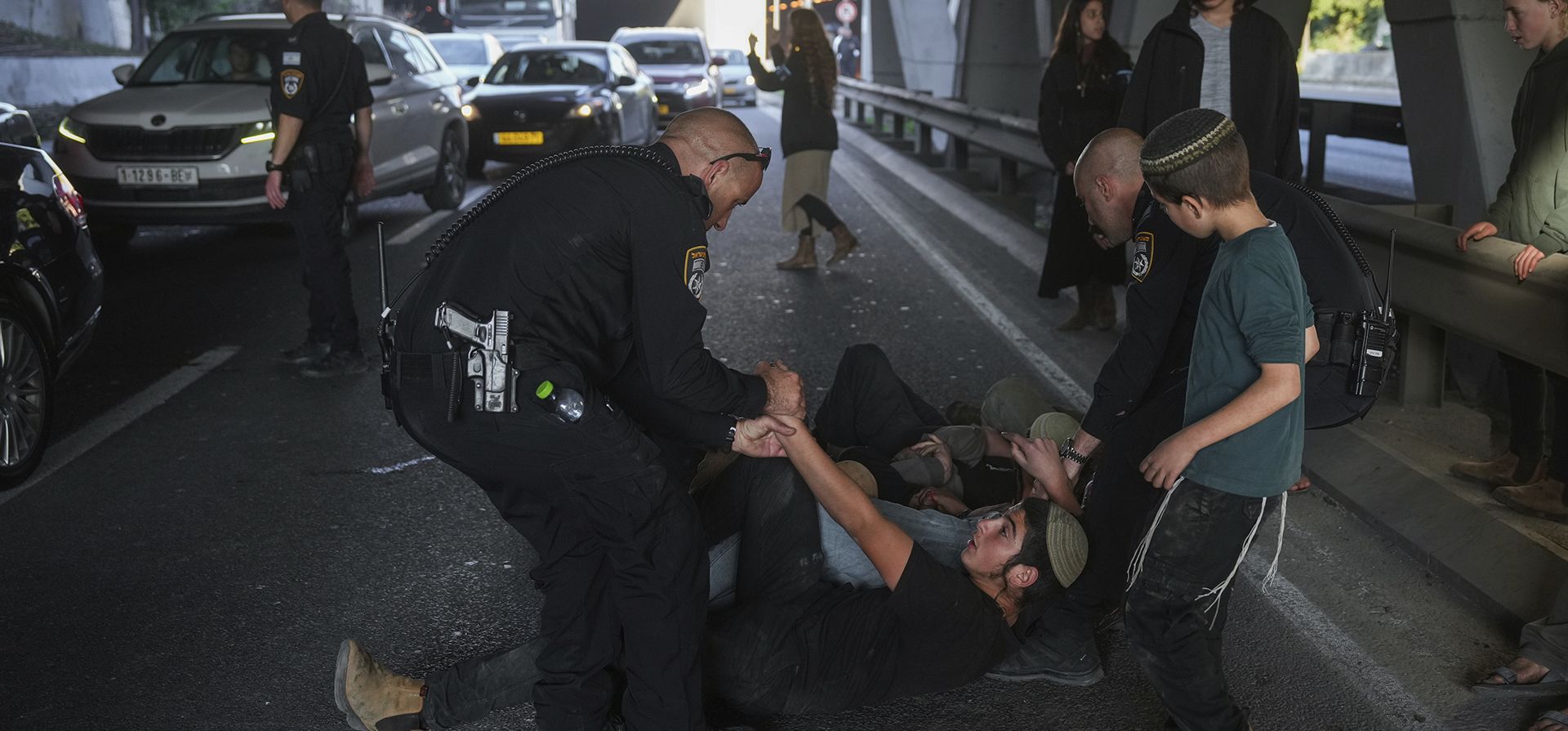 La policía dispersa a los manifestantes que bloquean una carretera durante una protesta contra el acuerdo de alto el fuego entre Israel y Hamás en Jerusalén el jueves 16 de enero de 2025. (Foto AP/Ohad Zwigenberg)