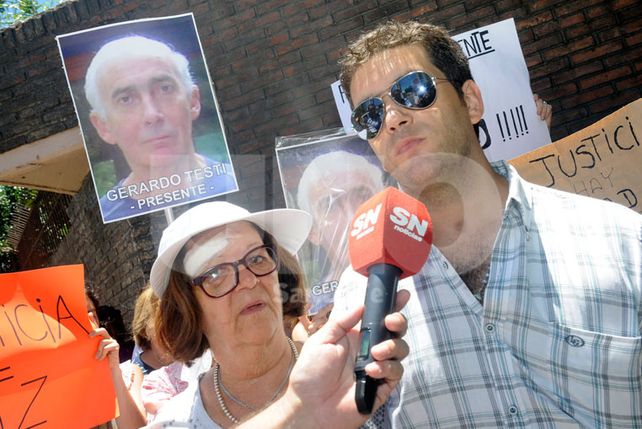 Piden Justicia. Andrés Testi y su madre encabezaron la marcha y pidieron que se encuentre a los responsables de la muerte de Gerardo Testi.