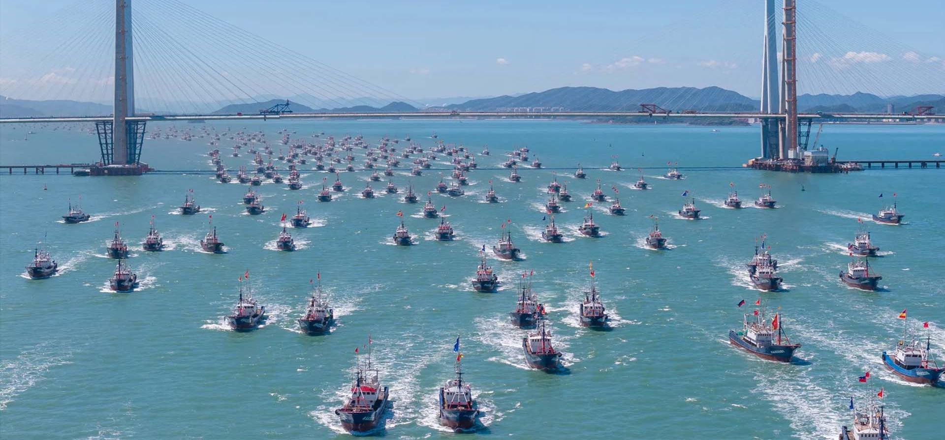Barcos pesqueros se dirigen al Mar de China Oriental después de que terminara una moratoria de pesca de cuatro meses y medio en la provincia de Zhejiang, en el este de China, Ningbo, China. Fotografía: AFP/Getty Images Barcos pesqueros se dirigen al Mar de China Oriental después de que terminara una moratoria de pesca de cuatro meses y medio en la provincia de Zhejiang, en el este de China, Ningbo, China. Fotografía: AFP/Getty Images