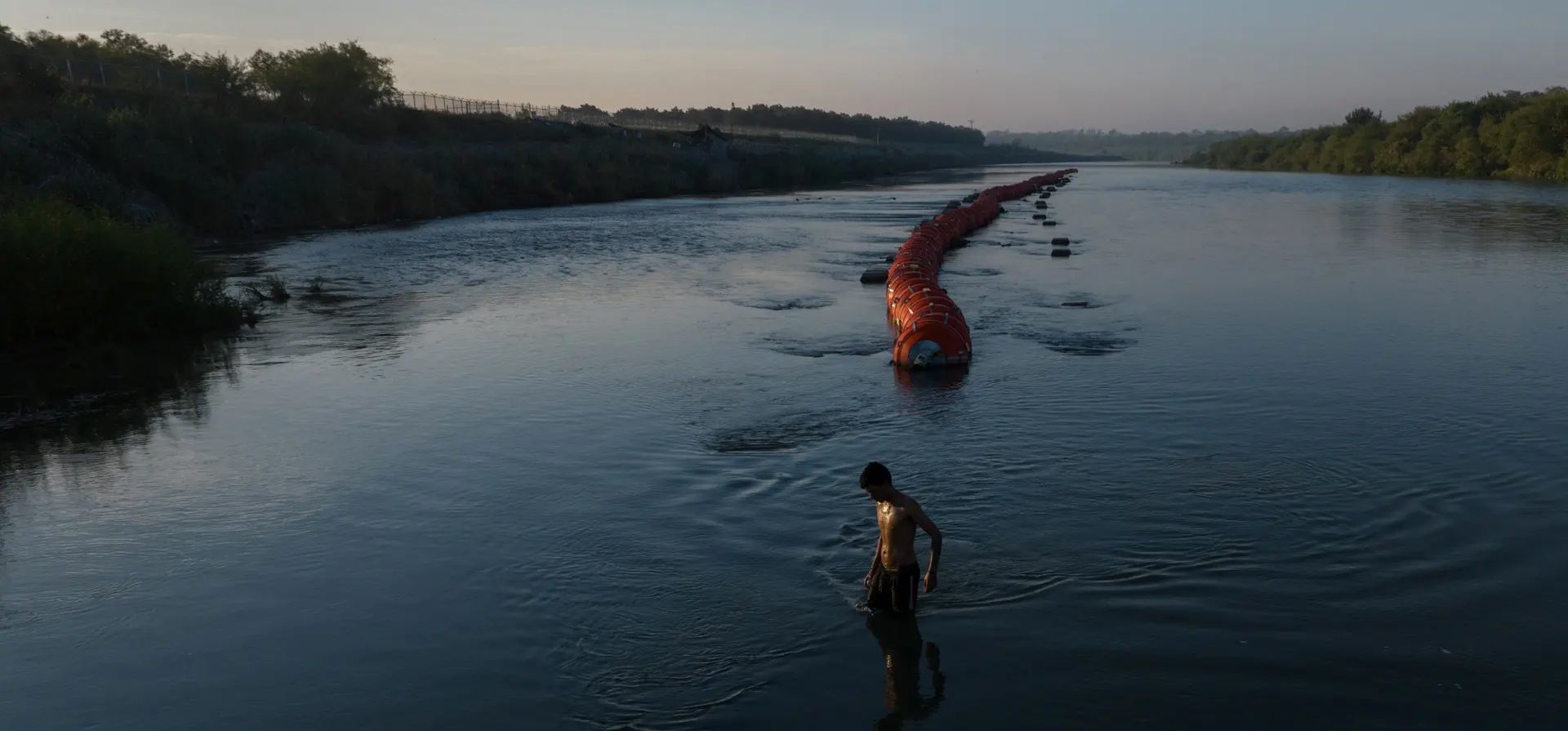 Texas, Estados Unidos. Un contrabandista pasa junto a boyas desplegadas para disuadir a los migrantes en el Río Grande entre Estados Unidos y México. Fotografía: Adrees Latif/Reuters Texas, Estados Unidos. Un contrabandista pasa junto a boyas desplegadas para disuadir a los migrantes en el Río Grande entre Estados Unidos y México. Fotografía: Adrees Latif/Reuters