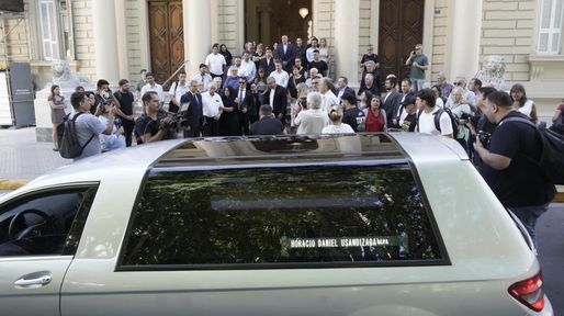 La emotiva despedida del exintendente Horacio Usandizaga frente al Palacio de los Leones