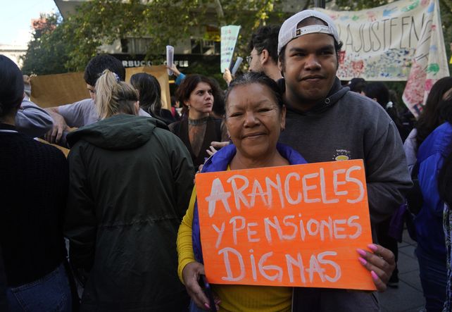 Los manifestantes quieren que se actualicen los aranceles para continuar accediendo al servicio.