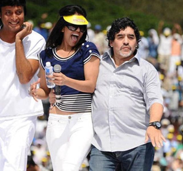 Diego reapareció en la India, llenó un estadio y enloqueció al público