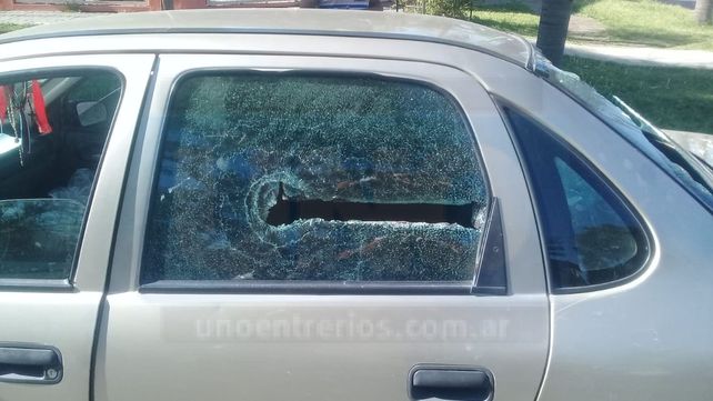 Le rompió los vidrios del auto porque le tocó bocina y no se corrió