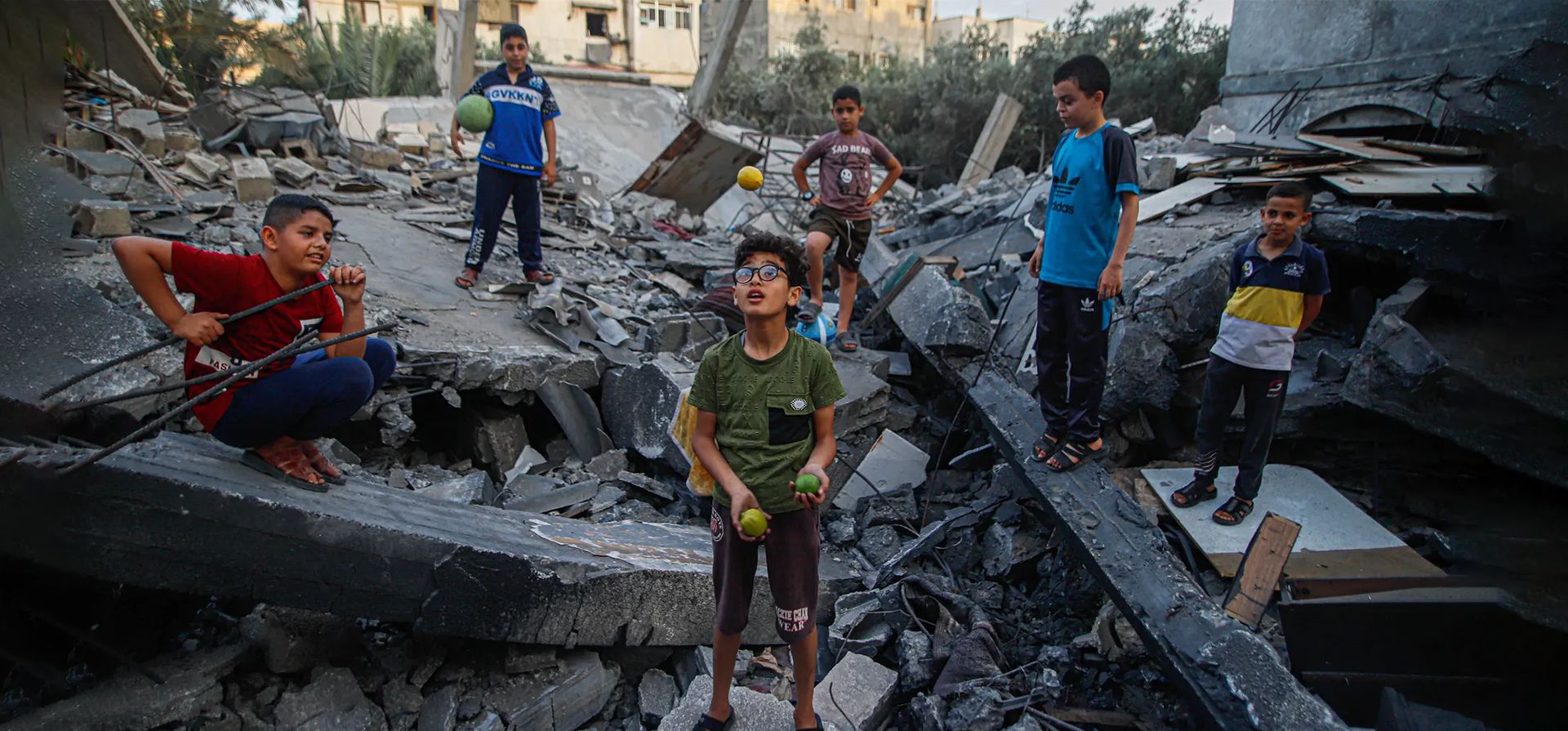 Gaza, Palestina. Niños de pie en medio de los restos de su casa familiar destruida después de los ataques israelíes en Beit Lahiya. Fotografía: Habboub Ramez/ABACA/Shutterstock Gaza, Palestina. Niños de pie en medio de los restos de su casa familiar destruida después de los ataques israelíes en Beit Lahiya. Fotografía: Habboub Ramez/ABACA/Shutterstock