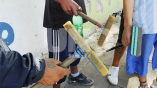A pesar del programa, todavía quedan chicos limpiavidrios en la calle