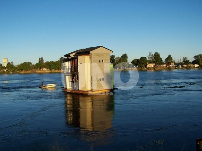 Casa flotante: su creador la vende y piensa en construir bungalows Casa flotante: su creador la vende y piensa en construir bungalows