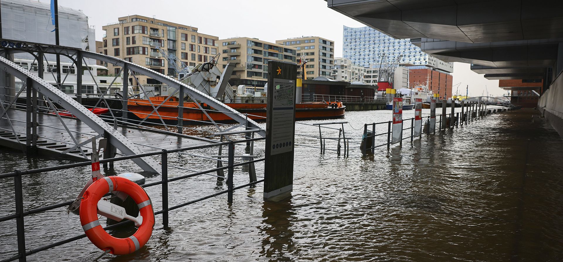 El paseo marítimo inundado en el tradicional puerto marítimo de Hafencity, Hamburgo, Alemania, el viernes 22 de diciembre de 2023. Existe el riesgo de que se produzcan fuertes marejadas ciclónicas en la costa alemana del Mar del Norte y en Hamburgo el viernes. (Christian Charisius/dpa vía AP) El paseo marítimo inundado en el tradicional puerto marítimo de Hafencity, Hamburgo, Alemania, el viernes 22 de diciembre de 2023. Existe el riesgo de que se produzcan fuertes marejadas ciclónicas en la costa alemana del Mar del Norte y en Hamburgo el viernes. (Christian Charisius/dpa vía AP)