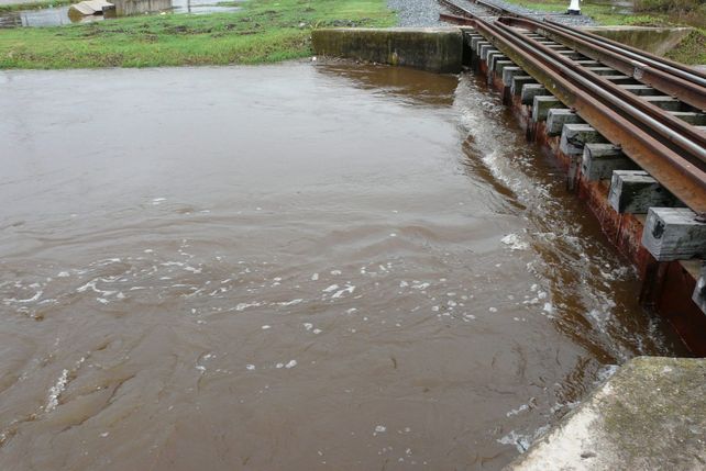 Desbordó el canal de Maciel por el agua que llega de los campos