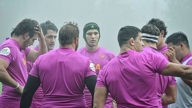 El santafesino Manuel Bernstein en el entrenamiento de Jaguares bajo la niebla en Casa Pumas.