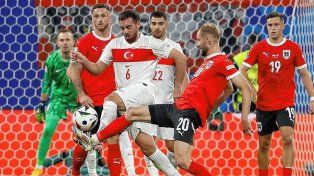 En un verdadero partidazo, Turquía venció 2-1 a Austria y se metió en cuartos de final.