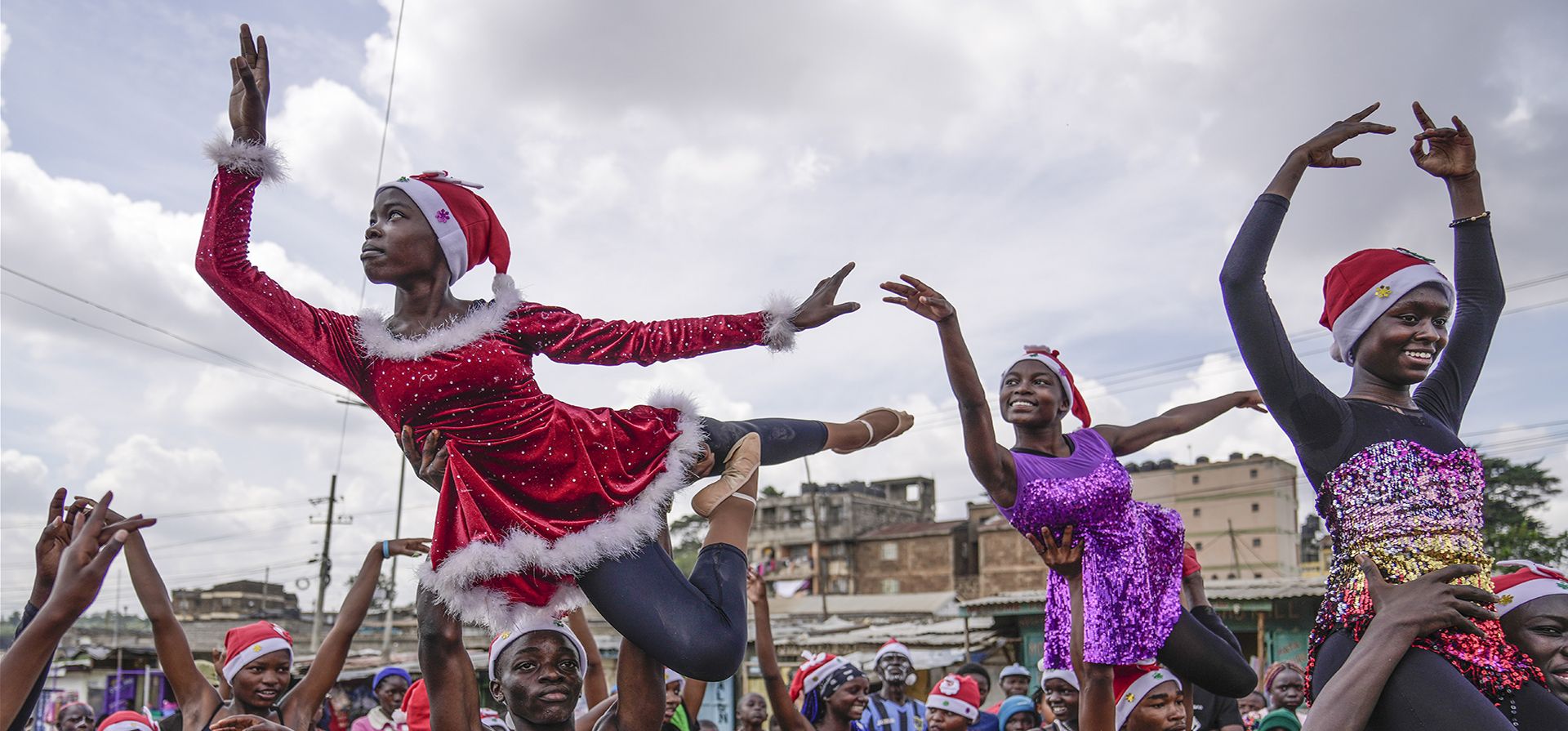 Jóvenes bailarines actúan durante un evento de ballet navideño en el barrio marginal de Kibera, uno de los más concurridos de la capital de Kenia, Nairobi, Kenia, el sábado 21 de diciembre de 2024. (Foto AP/Brian Inganga) Jóvenes bailarines actúan durante un evento de ballet navideño en el barrio marginal de Kibera, uno de los más concurridos de la capital de Kenia, Nairobi, Kenia, el sábado 21 de diciembre de 2024. (Foto AP/Brian Inganga)