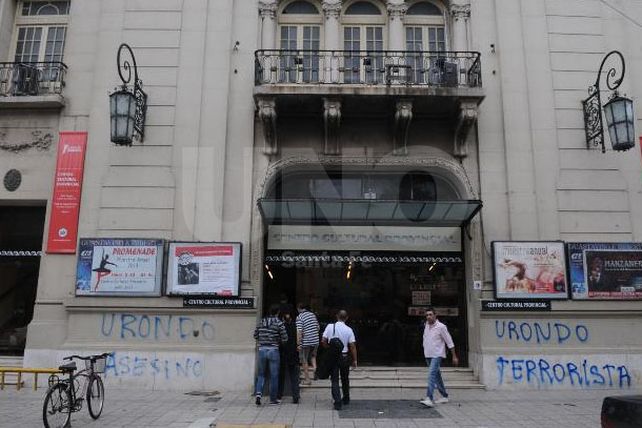 Aparecieron pintadas en el frente del Centro Cultural