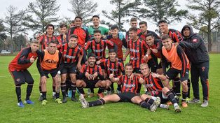 Los jugadores de la Reserva festejan el triunfo ante Banfield.