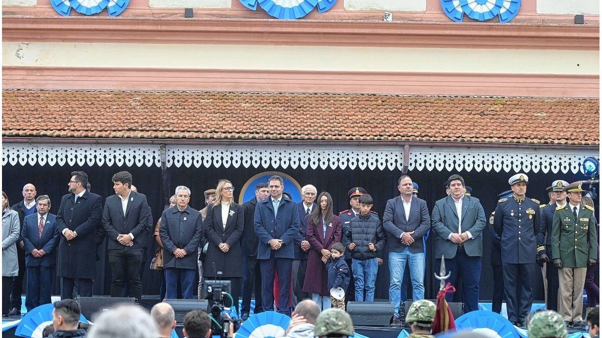 Gualeguaychú: docentes protestaron en pleno acto patrio y Mauricio Davico respondió