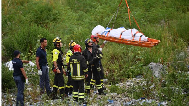 Las imágenes del dramático rescate tras el derrumbe del puente en Génova