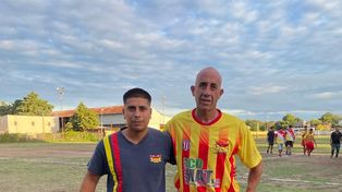 Esteban Cuenca (izquierda) abrazado a su amigo Gustavo Rojo en la cancha de Defensores Unidos.&nbsp;