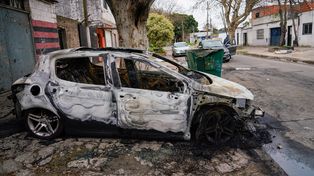 Dos autos dañados por incendios: uno cerca de la cancha de Central y otro en zona sur