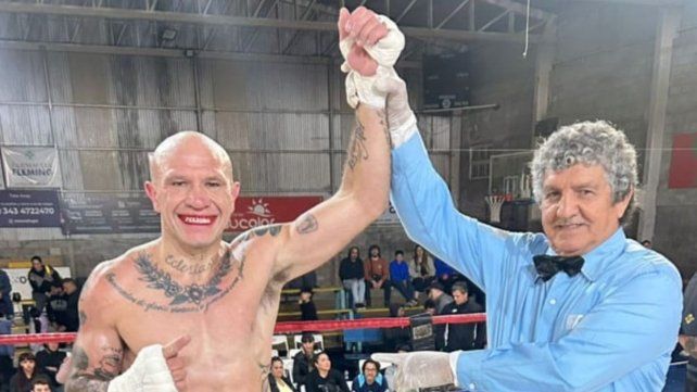 El árbitro Raúl Albornoz levanta el brazo de Wenceslao Mansilla tras el combate.