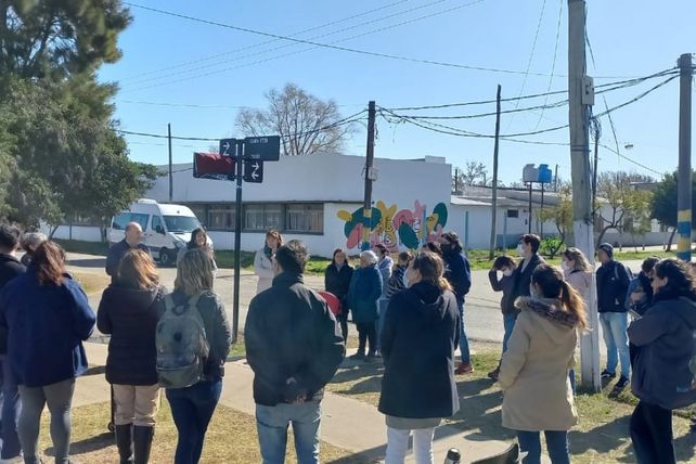 Acto de Inauguración de la señalética en Santa Lucía el 28 de julio con vecinos, vecinas y funcionarios.