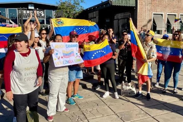 La concentración de venezolanos frente al Mercado del Patio en Rosario.