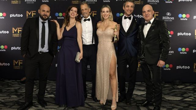 Jésica Cirio tuvo un pequeño accidente con su vestido en la premiación.