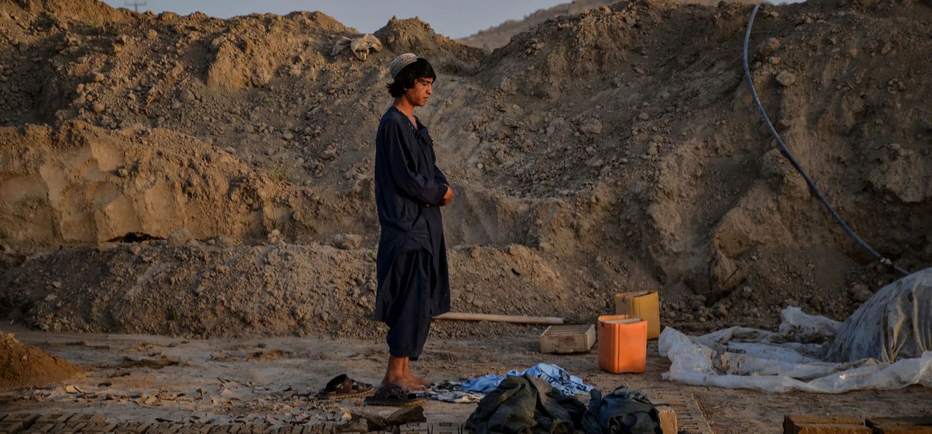Un trabajador afgano ofrece su oración vespertina en un horno de ladrillos en las afueras de la ciudad, Kandahar, Afganistán. Fotografía: Sanaullah Seiam/AFP/Getty Images Un trabajador afgano ofrece su oración vespertina en un horno de ladrillos en las afueras de la ciudad, Kandahar, Afganistán. Fotografía: Sanaullah Seiam/AFP/Getty Images