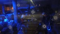 Los impactos de bala en la vidriera de la concesionaria de Funes. Los impactos de bala en la vidriera de la concesionaria de Funes.