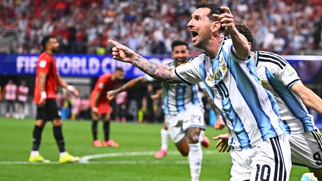 Lionel Messi celebra eufórico su gol. La Pulga erró un penal pero fue otra vez clave.