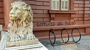 Cómplices del fuego: nuevas pintadas en la Municipalidad de Rosario