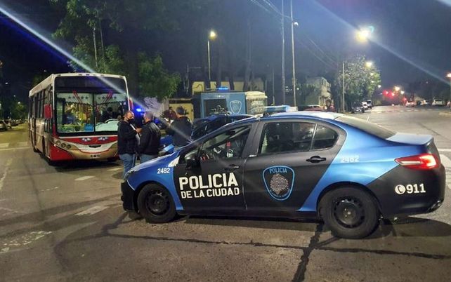 Una mujer policía mató a un chico de 15 años que, armado, subió a robar un colectivo Una mujer policía mató a un chico de 15 años que, armado, subió a robar un colectivo