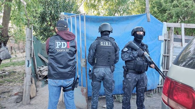 Los allanamientos fueron realizados por agentes de distintas fuerzas en Rosario