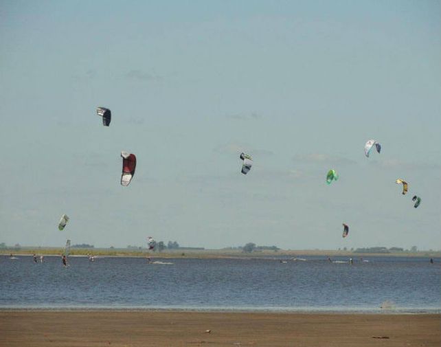 Al agua. La laguna es ideal para los deportes náuticos.