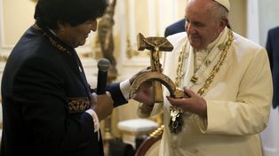 Evo le regaló a Francisco una polémica cruz hecha con una hoz y un martillo