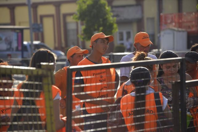 Imágenes de la militancia que esperó paciente la llegada del Presidente