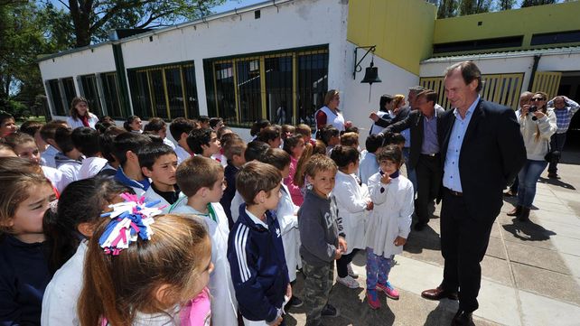 Futuro. El gobernador apuesta a mejorar la calidad de la enseñanza para miles de alumnos. &nbsp;