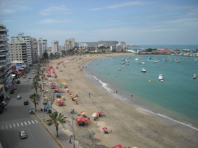 El accidente le ocurrió al micro que transportaba a un grupo de latinoamericanos a un hotel en la localidad costera occidental de Salinas