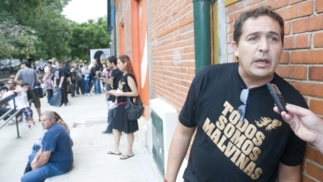 Ellos vienen acá con el carné del club del barrio y nosotros tenemos que llevar todos los documentos