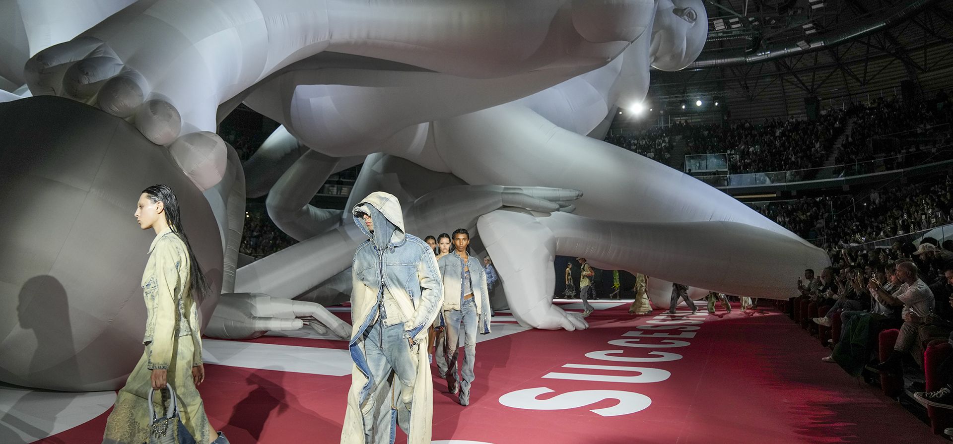 Las modelos visten creaciones como parte de la colección Primavera Verano 2023 para mujer de Diesel presentada en Milán, Italia, el miércoles 21 de septiembre de 2022.
